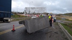 Ryki, Rondo na S7: 6 tonowy, betonowy element spadł z ciężarówki. Jedna osoba poszkodowana. - 27.10.2017