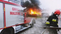 Policjanci zauważyli pożar, ewakuowali mieszkańców i psa.  Strażacy walczyli z ogniem przy Gałczyńskiego w Malborku - 30.11.2017