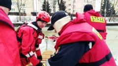 Ćwiczenia i pokazy z ratownictwa na lodzie. Strażacy z PSP w Nowym Dworze Gdańskim pokazywali uczniom z SP nr 1, jak ratować osobę pod którą załamał się lód - 13.02.2018