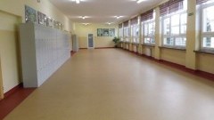 Wymiana nawierzchni na korytarzach w Zespole Szkół Nr 2 w Nowym Dworze&#8230;