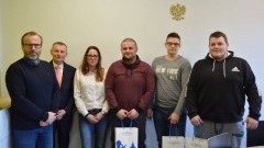 Burmistrz Jacek Michalski przekazał odzież sportową dla nowodworskiej sekcji podnoszenia ciężarów
