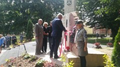 Uroczyste odsłonięcie pomnika pamięci narodowej w Nowym Stawie poświęconego Związkowi Polaków „Młody Las”