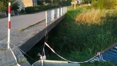 Mieszkańcy Łaszki czekają od 17 maja na naprawę poręczy mostku!