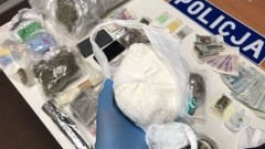 Do 10 lat więzienia za posiadanie narkotyków. Dwóch mężczyzn w rękach policji.