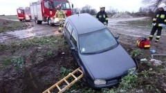 Długie Pole: Samochód osobowy wpadł do rowu.