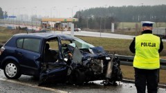 Zderzenie czołowe Opla z Mercedesem na A1. Jedna osoba nie żyje.
