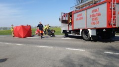 DK22: 75 - letni motocyklista zginął na miejscu. Kierowca ciężarówki był trzeźwy.