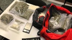 Policja zabezpieczyła 3 kg narkotyków: marihuanę, haszysz, amfetaminę oraz tabletki ekstazy. 4 osoby aresztowane.