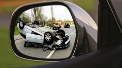 Dachowanie, kolizje drogowe i usuwanie owadów – weekendowy raport nowodworskich służb mundurowych.
