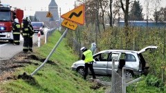 Bez prawa jazdy spowodował wypadek, w samochodzie było 10 osób