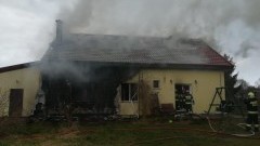 Poszkodowany w pożarze trafił do szpitala – raport nowodworskich służb mundurowych.