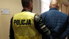 Policja zatrzymała podejrzanego o rozbój z użyciem przedmiotu przypominającego broń.