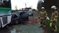 Pijana uderzyła osobówką w autobus. Pasażerkę zabrało LPR.