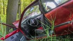 Trzy osoby ranne po uderzeniu osobówki w drzewo – raport nowodworskich służb mundurowych.
