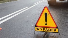 Wypadek w Marzęcinie. Kierowca osobówki trafił do szpitala – raport nowodworskich służb mundurowych.