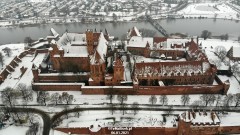 Zimowy Zamek w Malborku z lotu ptaka. 