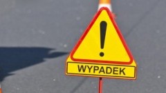 Jedna osoba poszkodowana po zderzeniu skutera z osobówką w Sztutowie – raport nowodworskich służb mundurowych.