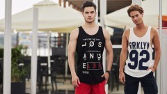 Tank top - co to takiego i do jakich stylizacji się sprawdzi?