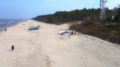 Kąty Rybackie. Pierwsze parawany na plaży w sezonie 2021.