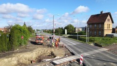 Nowa Wieś Malborska. Drogowcy budują brakującą ścieżkę pieszo-rowerową. Czy to już koniec modernizacji linii kolejowej 207?