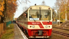 Nowy Dwór Gdański. Na cmentarz we Wszystkich Świętych dojedziesz Żuławską Koleją Dojazdową. Sprawdź rozkład jazdy.