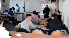 Malbork. Czym jest hejt i cyberprzemoc? - spotkanie policjantów ze szkolną młodzieżą.