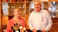 Stegna. Państwo Hildegarda i Feliks Koszelak odznaczeni za długoletni staż małżeński.