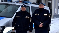 Malbork. Akcja na medal – policjanci uratowali starszego, wycieńczonego mężczyznę.