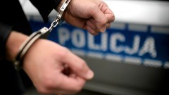 Nowy Dwór Gdański. Na widok policjantów ukrył się w wodzie przydrożnym&#8230;