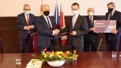 Malbork. Podpisano umowy na dofinansowanie PCZ i budowę chodników w powiecie.