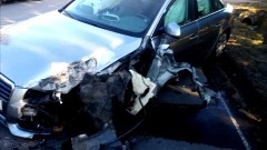 DK55. W wyniku czołowego zderzenia dwóch pojazdów jedna osoba trafiła do szpitala.