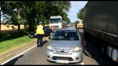 DK22. Jedna osoba trafiła do szpitala po zderzeniu osobówek i ciężarówki.