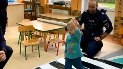 Powiat sztumski. Jak prawidłowo zachować się na drodze? - spotkanie dzieci z policjantem.