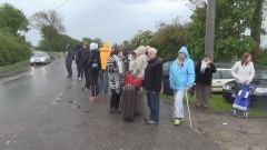 LUDZIE MOKNĄ NA DESZCZU CZEKAJĄC NA AUTOBUS. RYBINA - 18.05.2015