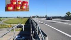 NOWY DWÓR GDAŃSKI. ODPADY MEDYCZNE Z NAPISEM SALMONELLA NA SIÓDEMCE - 02.06.2015