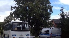 MIKOSZEWO. POLICJANCI PRZERWALI KURS NIESPRAWNEGO AUTOBUSU WIOZĄCEGO&#8230;