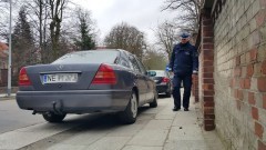 Elbląg: Było tak wąsko, że nie mogła przejść z wózkiem – posypały się mandaty za złe parkowanie na chodniku - 14.03.2016