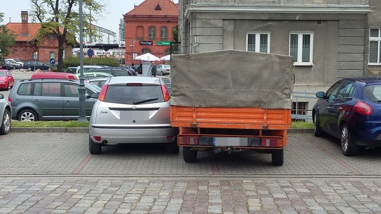 Czy miejsca parkingowe są za ciasne? Mistrzowie (nie tylko) parkowania&#8230;