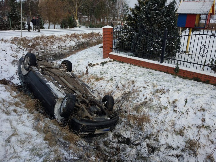 Dworek: Opady śniegu i śliska droga przyczyną dachowania. - 05.02.2018