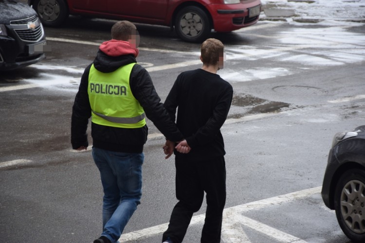  Elbląg: 28-latek Aresztowany za rozboje i kradzieże – 21.0