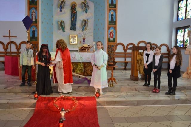 Misterium paschalne w wykonaniu uczniów Szkoły Podstawowej Nr 2 w Nowym&#8230;