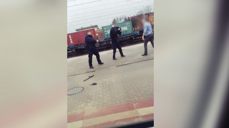 Pobił SOK-istów, zabrał pałkę i sobie poszedł. Chciał też zaatakować…