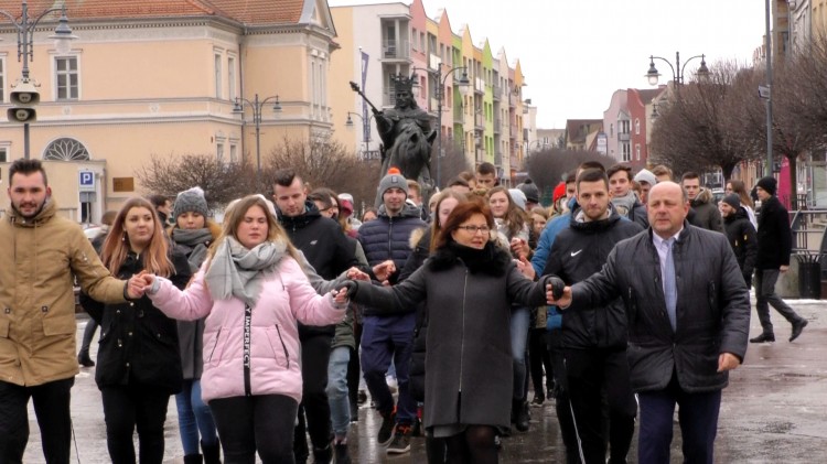 Wspólny polonez na Placu Jagiellończyka. Zobacz pełne nagrania. 