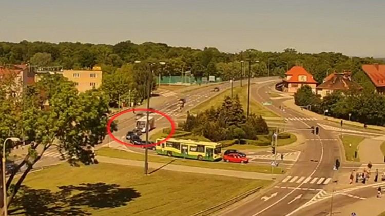 Zepsute hamulce przyczyną kolizji autobusu z osobówką?