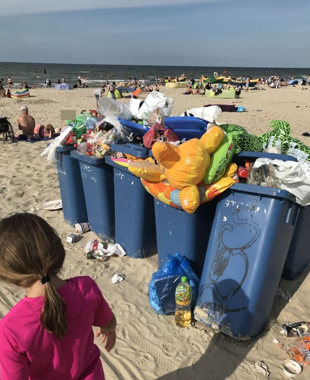 Jantar: Śmieci na plaży, nieczynne toalety. Kolejne sygnały od turystów.