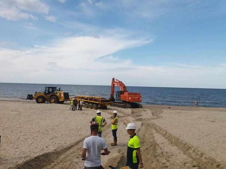 Zaczęły się prace poszerzające plażę w Stegnie.