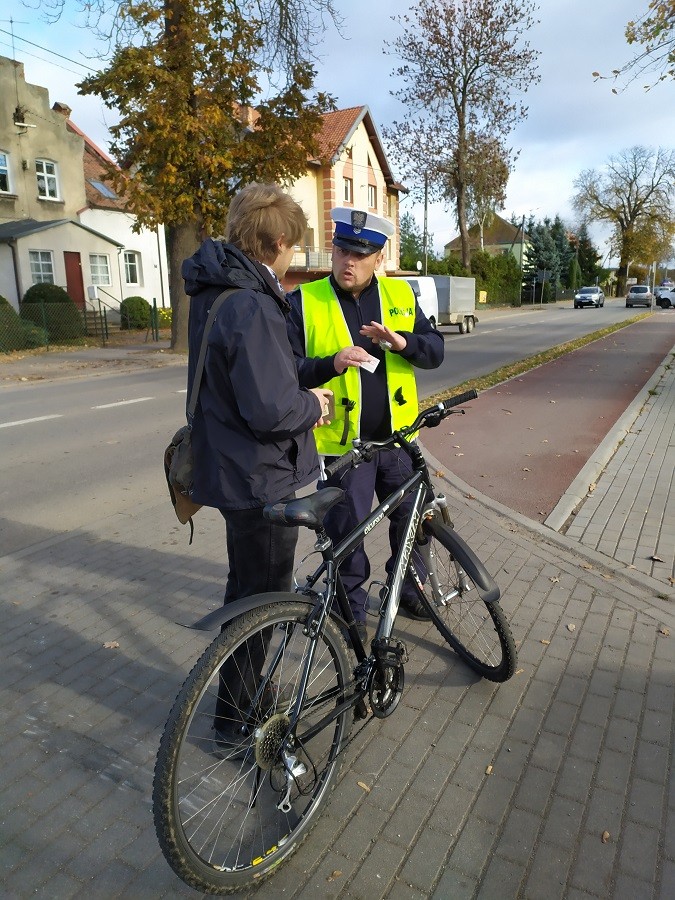 Nowodworscy policjanci rozdawali latarki rowerowe