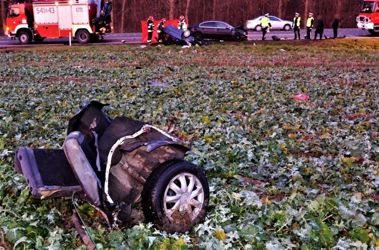 Kierowca zginął na miejscu. Policjanci apelują o ostrożność. 