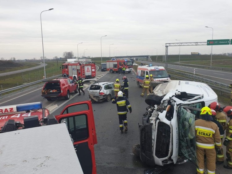 Jedna osoba poszkodowana po wypadku trzech samochodów na trasie S7.