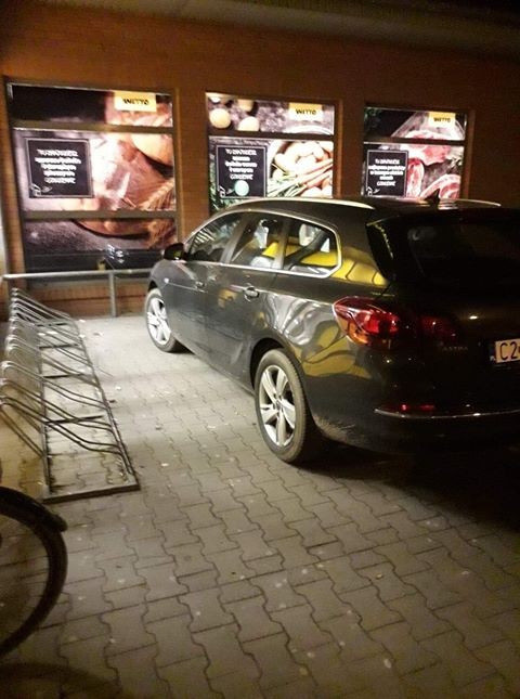 Mistrz (nie tylko) parkowania przed marketem w Nowym Dworze Gdańskim.